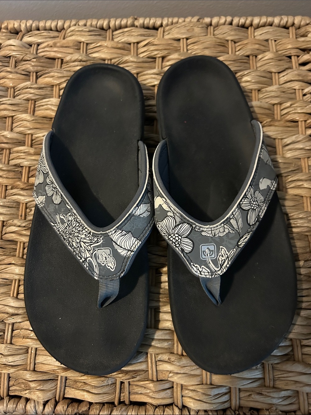 Spense Black Floral-Print Thong Sandals